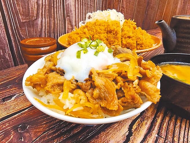 迎接5月1日劳动节，猪排店吉豚屋特别推「劳工大补吉」限时优惠，29日起至5月4日止，凡点购任一定食，即可用铜板价59元将白饭升级为「温泉蛋寿喜牛丼组」（见图）。（吉豚屋提供）