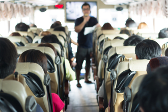 160名長輩遭丟包高速公路服務區 司機稱沒收到工資不開了