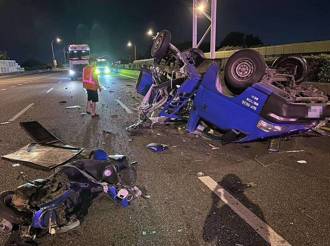 国道1彰化段小货车撞护栏翻覆成废铁   驾驶受困命危