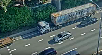 上班改道！國1南東湖交流道貨櫃車事故   車流塞爆回堵5公里 