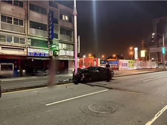 高雄23歲男開野馬！衝分隔島撞電桿　車頭撞凹引注目