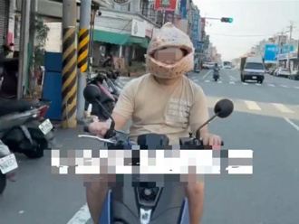 疑打賭輸了！男搞怪戴「沙琪瑪安全帽」拿飲料 店員傻眼