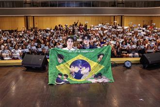 台BL剧《看见爱》太威闯进巴西！金云飞30小时坐到尾椎痛