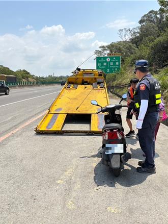 73歲嬤騎車誤闖國道10燕巢段   熱心貨車駕駛驚險引導到避車彎