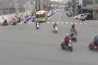 新莊公車轉彎與單車擦撞　YouBike女騎士遭撞倒險遭輾過