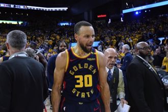 NBA》柯瑞首度获颁「年度最佳队友奖」