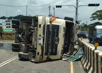 國10嶺口段貨車翻覆！駕駛「神操作」衝槽化島 出口匝道緊急封閉