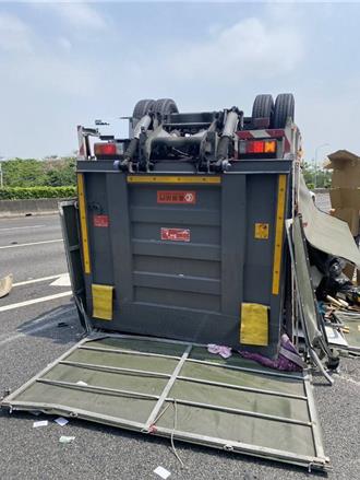 彰化国1不平静！ 货车撞击工程车「四轮朝天」 驾驶送医命危