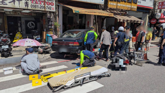 基隆轎車倒退暴衝？ 雙載機車遭撞擊 女乘客受困哀號