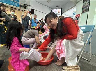 台南母親節沐足奉茶 2歲娃幫母洗腳 越南媽媽心願曝