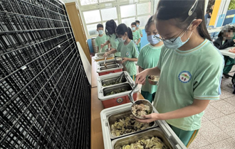台中外埔在地企業傳愛 聯合捐贈偏鄉鐵山國小免費營養午餐