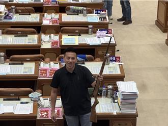 警察局長面前亮槍！新北議員馬見持獵槍進議會　盼保障原民漁獵權