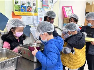 美國關稅戰犧牲學童健康？營養午餐萊豬、非基改禁令恐「被消失」