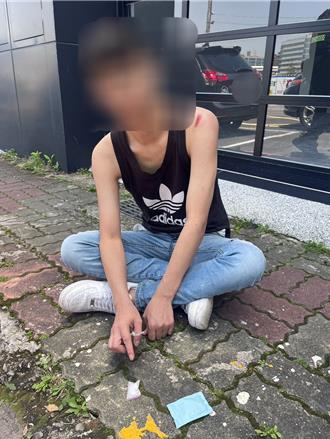 雙腳撐地怪姿勢滑行 新北男子騎車自摔遭起出「這東西」