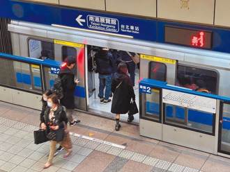 他搭北捷見「6成乘客不抓扶手」 過來人曝1原因：不敢了