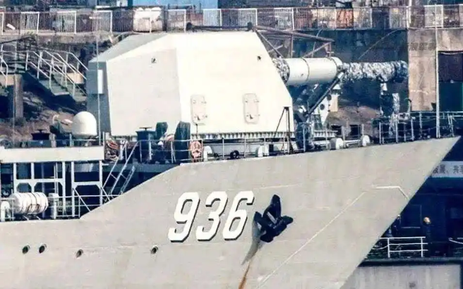 中共早在2018年就已經將電磁砲裝設在海洋山號登陸艦上進行試驗，但試驗的過程中都極度保密。（圖/騰訊網）