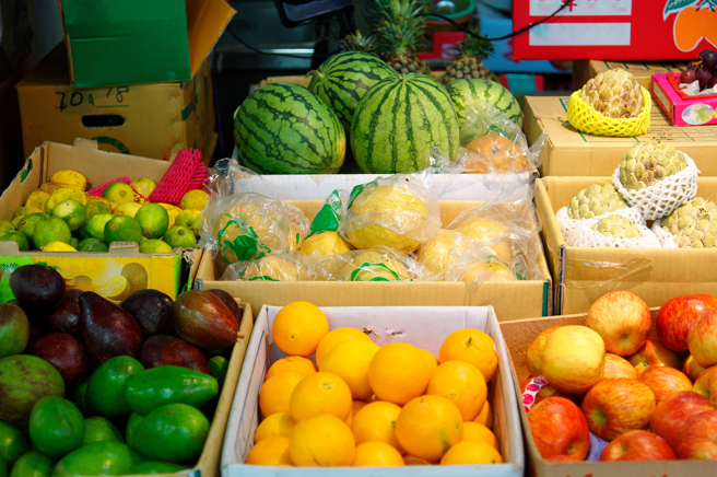 醫師建議多吃西瓜、蘋果等水果，有助預防大腸癌。（示意圖，Shutterstock／達志）
