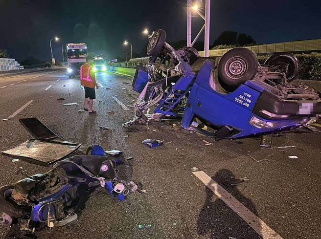 國道1彰化段小貨車凌晨翻覆成廢鐵，駕駛受困命危。（消防局提供／葉靜美彰化傳真）