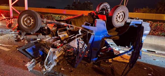 國道1彰化段小貨車凌晨翻覆成廢鐵，駕駛受困命危。（消防局提供／葉靜美彰化傳真）