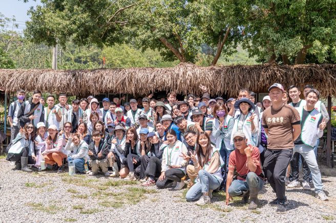 信义房屋自2007年起组成信义志工团队，为鼓励同仁主动参与志工活动，每年提供1天带薪志工假，到社区一家计画支持的社区进行志工服务。(图/信义房屋 提供)