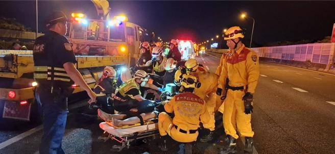 國道1號198公里南下彰化路段，今（29）日清晨發生小貨車翻覆意外，造成駕駛送醫不治。（消防局提供／葉靜美彰化傳真）