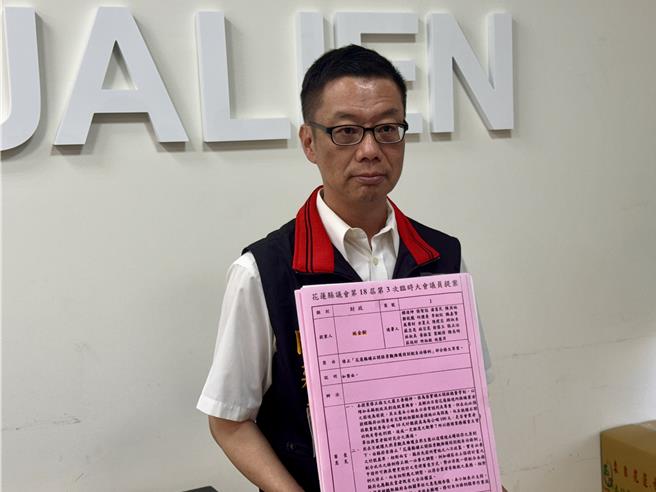 花莲县政府回应矿石景观税调涨当年是在民进党议员提案下，获蓝绿议员共同连署通过，一切合法。（王志伟摄）