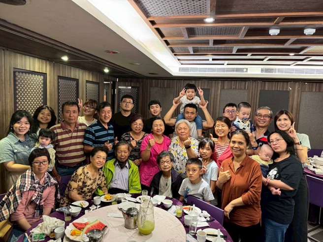 林文和夫妻全家大合照，子孙满堂。（林家提供）