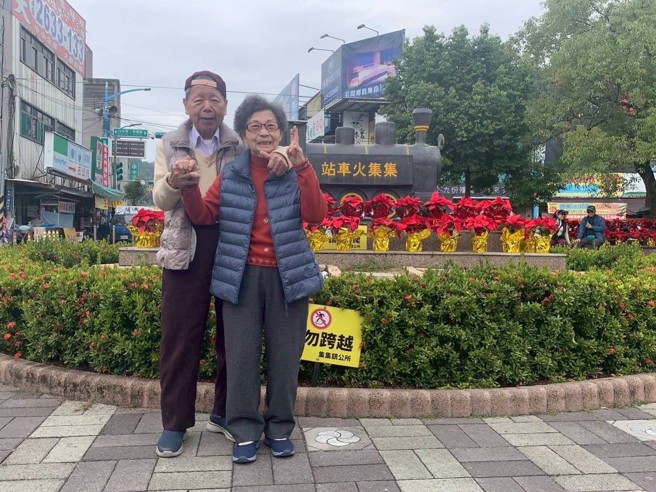 夫妻牵手70年，林文和表示婚姻最重要的就是互相体谅。（林家提供）