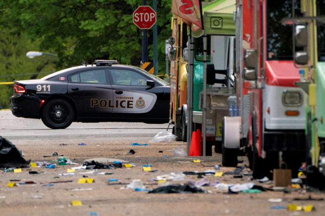 26日加拿大一輛休旅車衝撞慶典人潮釀成11人喪命，30歲男嫌羅開吉（Kai-Ji Adam Lo，譯音）曾2度上網募款，一次為遇害哥哥籌備葬禮，一次為母親，這些紀錄顯示他的人生經歷劇變。畫面為事發現場。（路透）