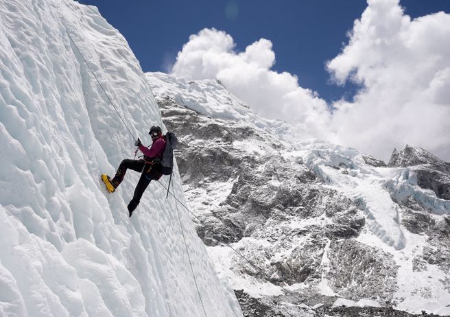 尼泊爾為了防止攀登聖母峰的登山客人數太多，導致過度擁擠，還有登山者經驗不足，危及性命，將加以設限。（路透）