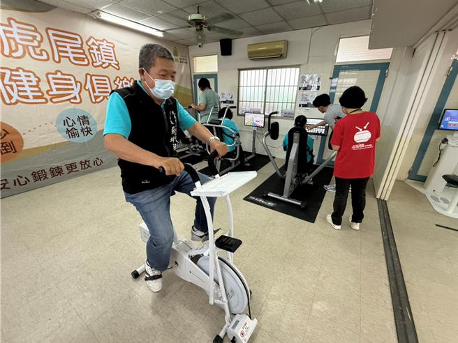 雲林縣虎尾鎮公29日啟用「長春銀髮健身俱樂部」，並推出創新服務「關懷據點長照見學活動」，讓長照政策更貼近生活。（張朝欣攝）