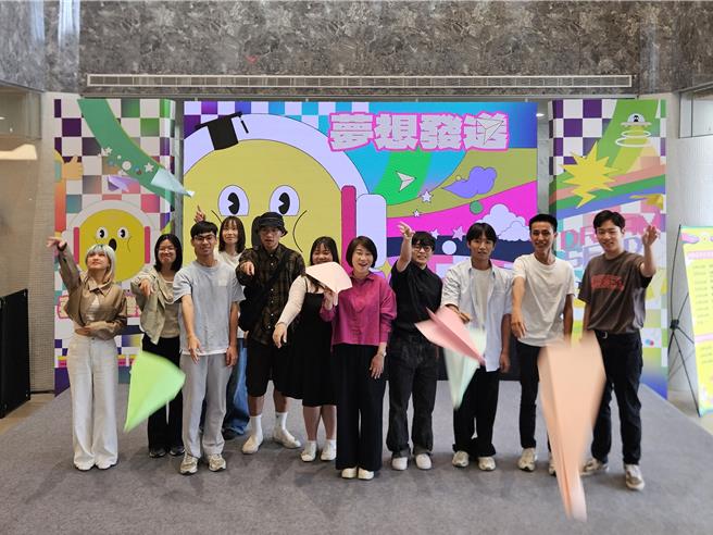 屏東縣政府宣布推出「大專社團發展補助計畫」，縣長周春米（中）與大專青年一同投擲紙飛機，象徵青年夢想透過培力開始起飛。（羅琦文攝）