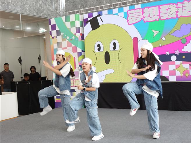 屏東縣政府宣布推出「大專社團發展補助計畫」，由美和科技大學嘻哈街舞社帶來朝氣蓬勃的開場演出。（羅琦文攝）
