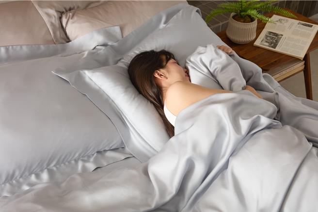 HOLA的明星商品「PALETTE300織素色天絲被套」使用100％ 天絲萊賽爾纖維織成，擁有極佳的吸濕性及透氣性。（圖／HOLA）
