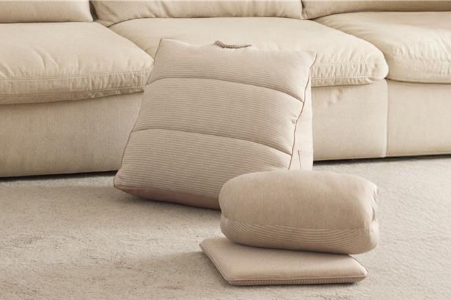 「SNOW TOUCH 涼感三角大靠墊」超過50公分的大三角形結構，放在床上或沙發上能穩固支撐腰背。（圖／HOLA）