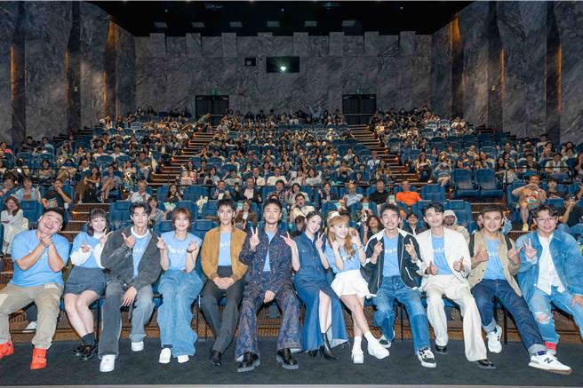 《夏日最后的秘密》开心与影迷大合照。（阿荣影业提供）