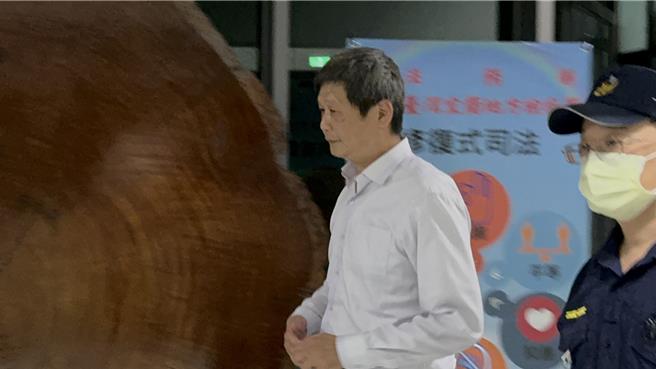 羅東鎮公所時任民政課長朱昭安今早調查站宜蘭分署傳喚，接著以被告身分至宜蘭地檢署複訊，無保請回。（吳佩蓉攝）
