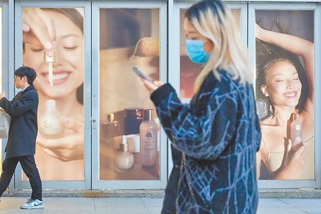 国发会28日公布3月景气对策信号综合判断分数减少3分至34分，是今年以来最低值，灯号则连续第三个月停留在黄红灯。图／本报资料照片