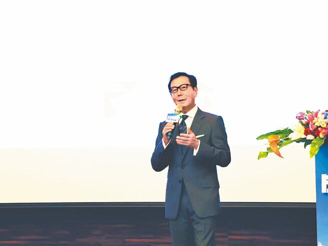 富邦集团董事长蔡明忠，25日在东海大学开授正式学分课《反思经营学》。图／东海大学提供