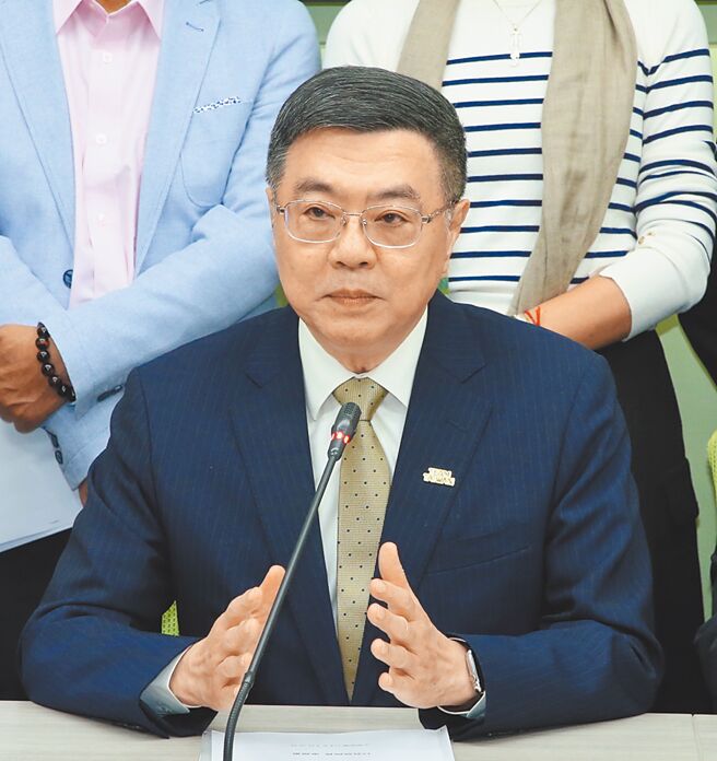 行政院长卓荣泰28日说明4100亿元特别条例案的用途。（赵双杰摄）