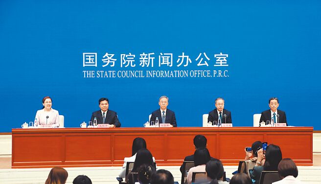 大陆国家发展改革委副主任赵辰昕28日表示，大陆将集中精力办好自己的事，对实现今年经济社会发展目标任务充满信心。（新华社）