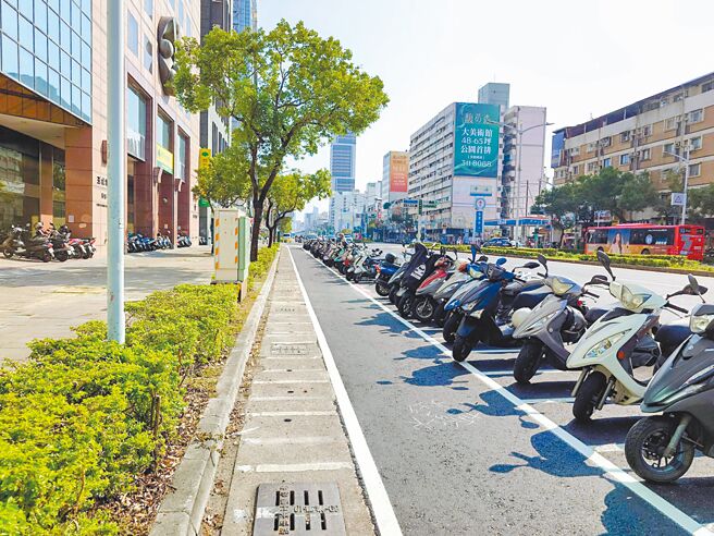 高市府交通局今年3月在三民区博爱一路首次导入「保护型自行车道」设计，高市议员张博洋认为，目前仅完成同盟路至北平路段，短短160公尺形同虚设。（任义宇摄）