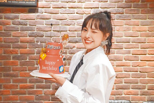 徐凯希日前举办个人生日演唱会，跟粉丝们相见欢。（时代创艺提供）