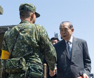 李棟樑慰訪高山駐軍 感謝衛國辛勞