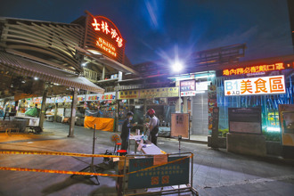 士林巿場美食街砸1億元翻新 網見桌椅密度傻了：像新訓中心