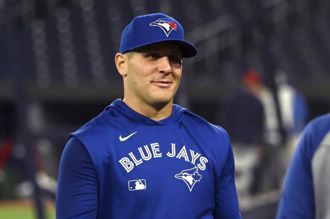 影》神乎其技！藍鳥外野手400呎牆邊演出「背後接殺」