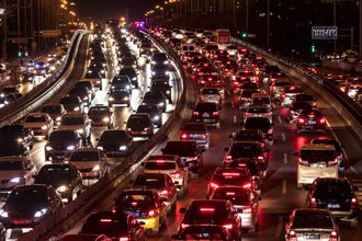 陸五一假期爆人潮！14億人次大遷徙 高速公路迎6200萬車潮