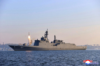 海上測試武器系統 金正恩乘新艦射彈