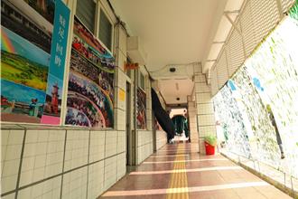 屏東滿州國小120年校慶 穿過盤古拉草布幔 用時光廊道承載記憶