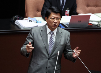 陳亭妃見到謝龍介甩頭就走 謝寒冰譏「繼承死亡之握」：綠營人見人怕